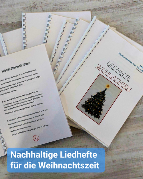 „Nachhaltige Liedhefte für die Weihnachtszeit im Pflegekompetenzzentrum Fraureuth – gebundene und laminierte Gesangshefte mit Weihnachtsliedern wie ›Süßer die Glocken nie klingen‹, gestaltet für gemeinsames Singen mit Bewohnerinnen und Bewohnern.“