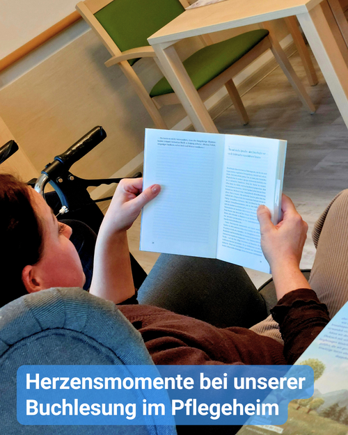 Eine Frau sitzt in einem Sessel und hält ein Buch in der Hand. Neben ihr ist ein Rollator zu erkennen. Bildbeschriftung: „Herzensmomente bei unserer Buchlesung im Pflegeheim“