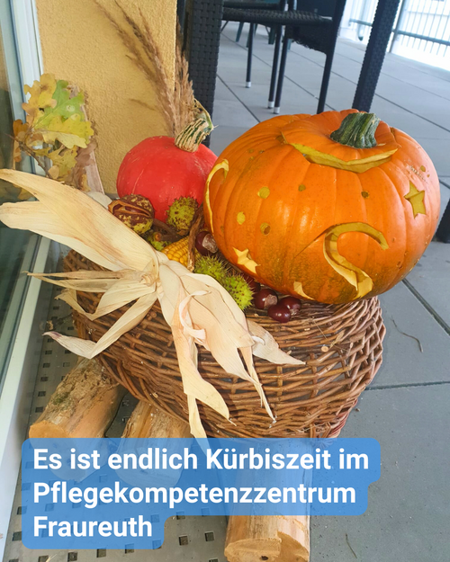 Herbstdeko mit geschnitztem Kürbis: Bildbeschriftung: “Es ist endlich Kürbiszeit im Pflegekompetenzzentrum Fraureuth”